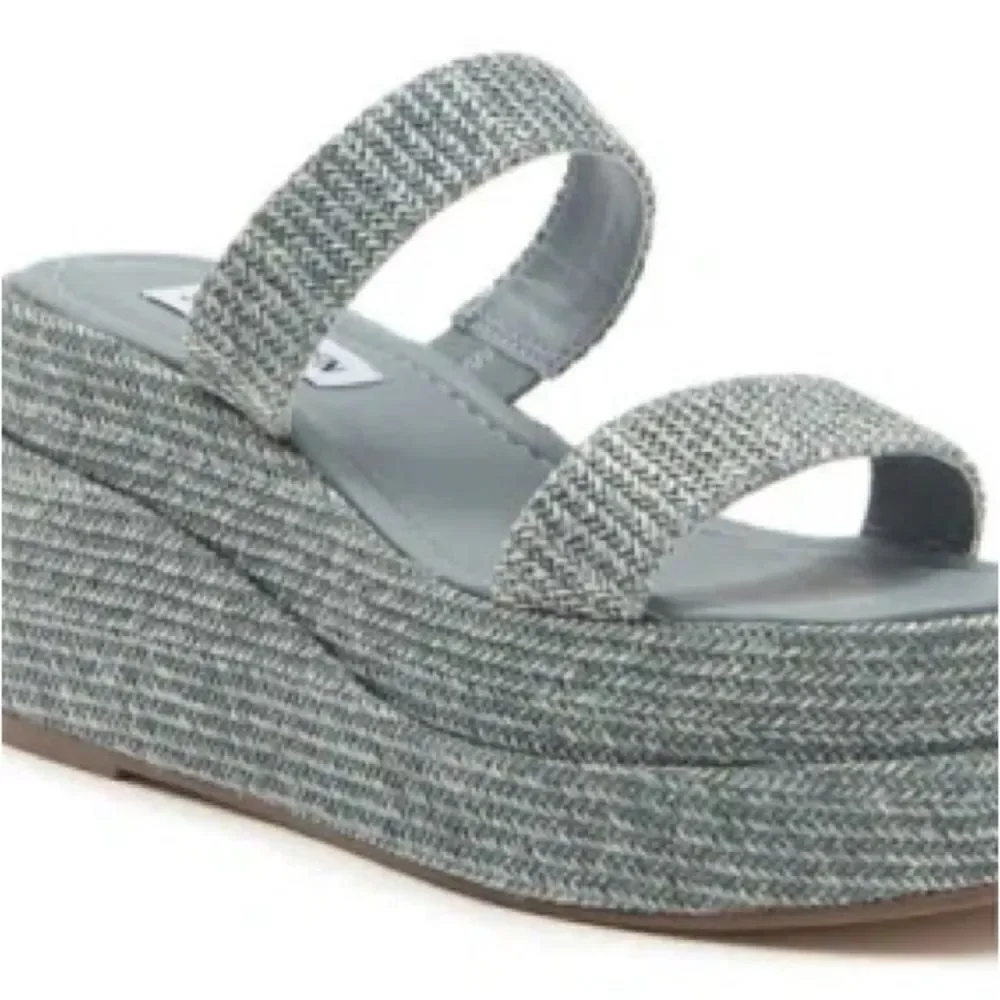 STEVE MADDEN Women’s Merrcer Platform Slide Sandals in the Size 9 in Blue Raffia